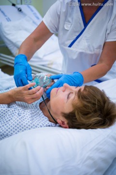护士为病人戴氧气面罩