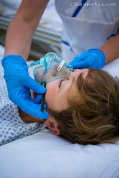 护士为病人戴氧气面罩
