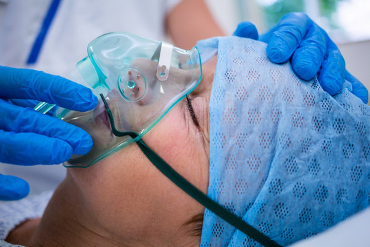 护士为病人戴上氧气面罩