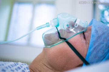 医院住院病人戴氧面罩