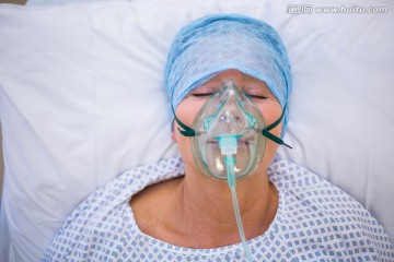 医院住院病人戴氧面罩