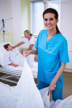 护士微笑着整理病床