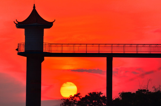 夕阳 廊桥 灯塔