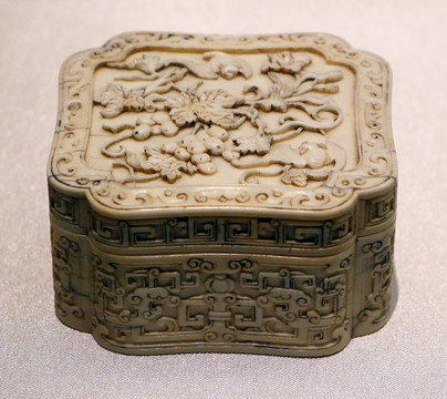 清代象牙葡萄纹盒