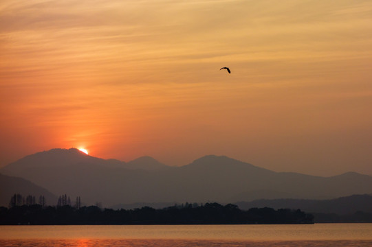 浙江杭州西湖风光夕阳日落红霞