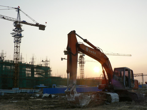 挖掘机 工地塔吊 夕阳