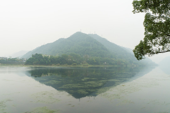 江雾中的山峦倒影