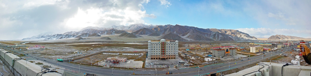 巴音布鲁克 雪山下小镇