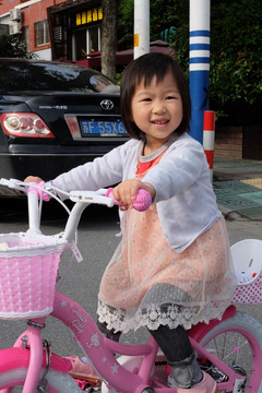 女孩骑儿童车