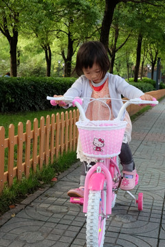 女孩骑儿童车