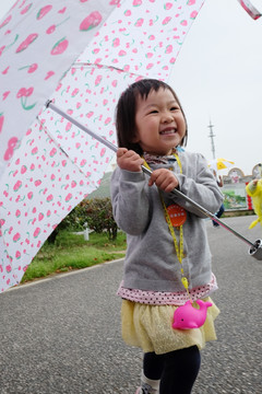 女孩开心的打着雨伞