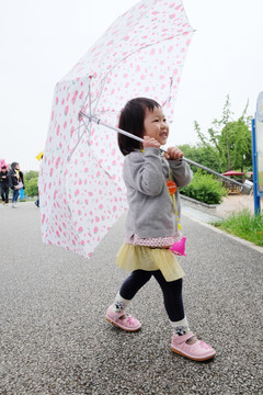 女孩打雨伞