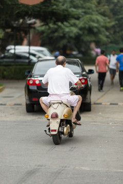 骑着电瓶车的男人