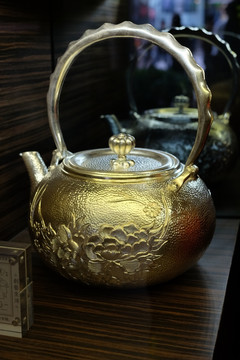 纯银镀金茶壶