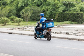 外卖员一边打电话一边骑车