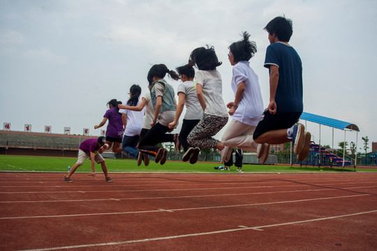 学校进行集体跳绳比赛