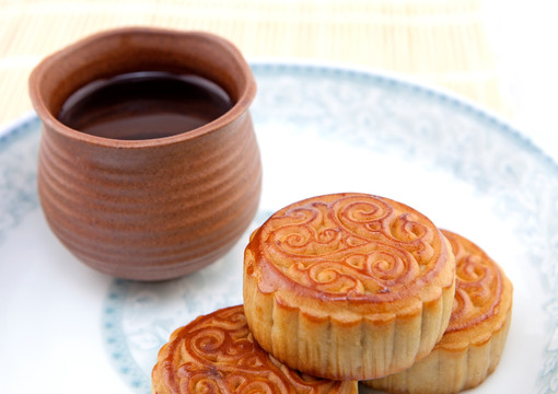 盘中的月饼和茶杯