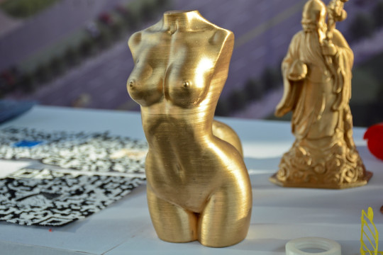 3D打印女人体 金色女人体