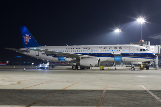 夜晚的中国南方航空客机