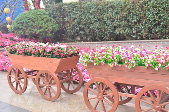 两个木制花车