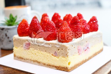 草莓芝士慕斯蛋糕