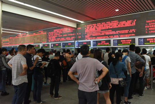 广州火车站售票大厅排队人群