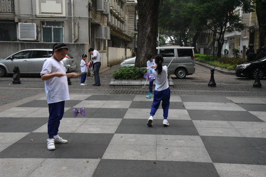 抖空竹的小学生