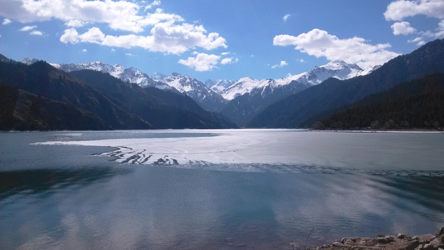 天山天池蓝白云雪山倒影静波纹凉