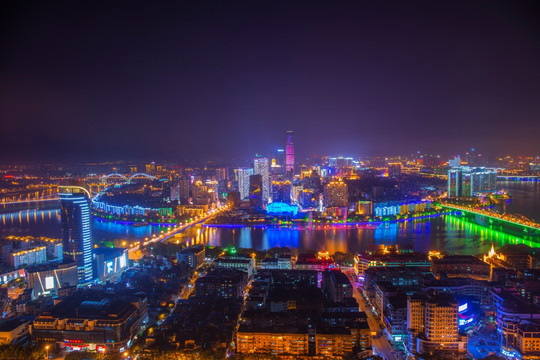 广西柳州马鞍山观龙城夜景图