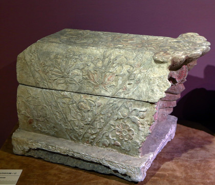 辽代浮雕彩绘牡丹纹石棺