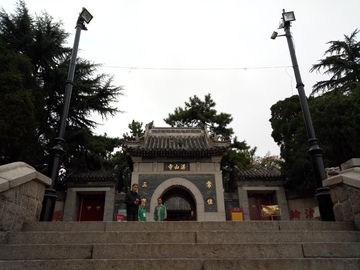 青岛湛山寺庙门