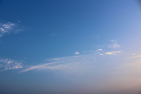 蓝天白云夕阳过渡背景