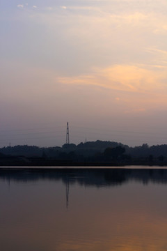夕阳下的鱼塘