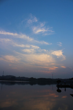 夕阳下的钓鱼者