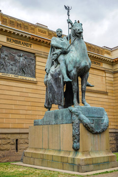 欧洲街头骑马皇帝贵族纪念雕塑