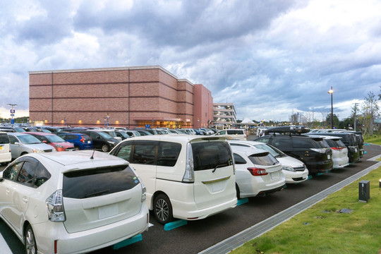 购物中心停车场