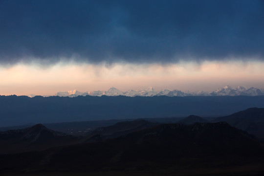 巴音布鲁克 霞光 雪山