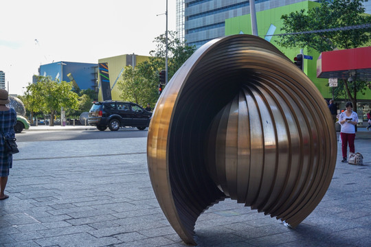 欧洲街头金属圆球形雕塑景观