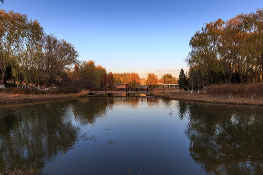 北京奥森公园人工湖小桥流水
