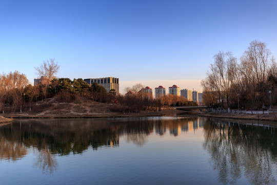 北京奥森公园人工湖楼群