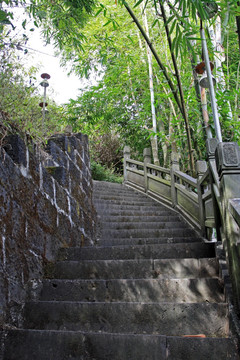 山路台阶 叠水河瀑布