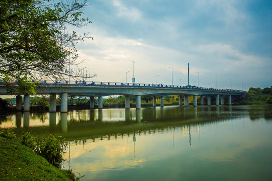 夕阳西下的跨海大桥