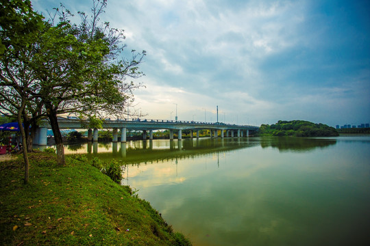 夕阳西下的跨海大桥