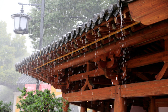 屋檐滴水