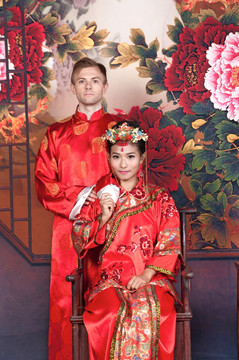 穿着中式婚礼服的新娘新郎