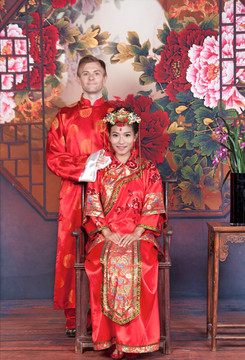 穿着中式婚礼服的新娘新郎