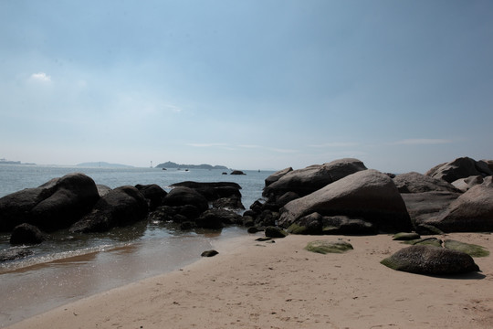 有岩石的海边
