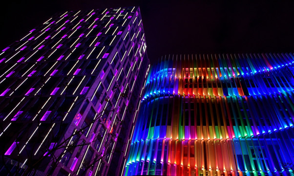 城市建筑上的七彩霓虹灯