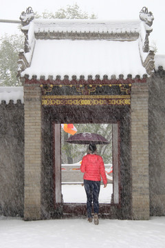 雪中游古寺