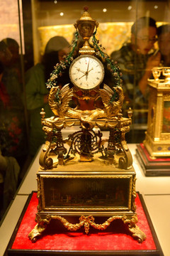 18世纪钟表 铜镀金异兽衔花钟